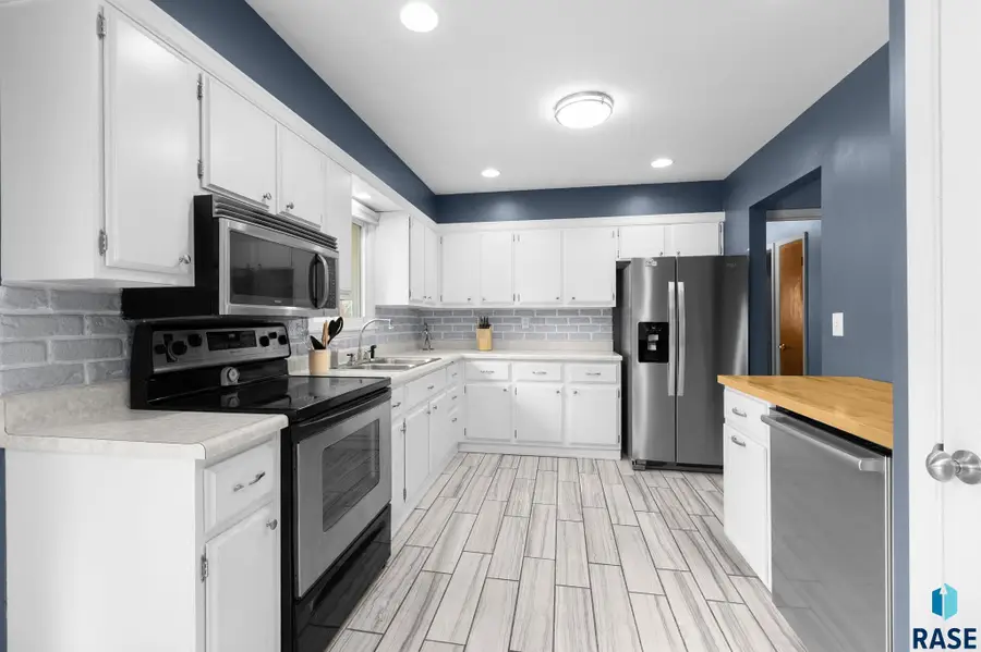 605 S Edward Dr, Sioux Falls, SD 57103 - Image #2