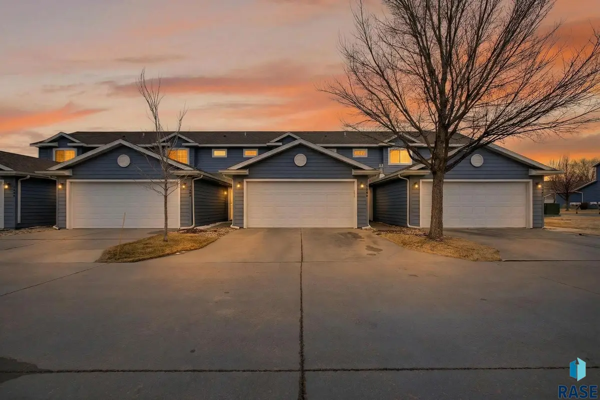 1203 N Fir Pl, Sioux Falls, SD 57107 - Image #1