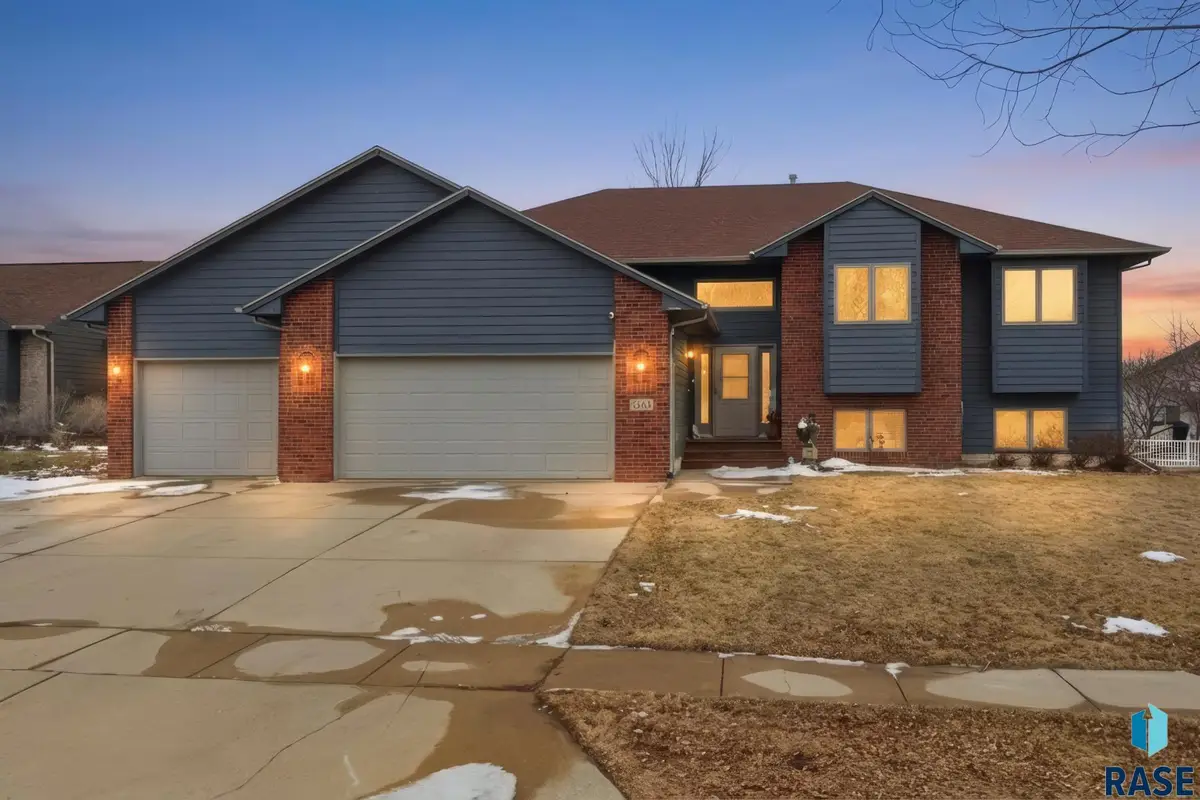 3205 S Bluegrass Ct, Sioux Falls, SD 57103 - Image #1