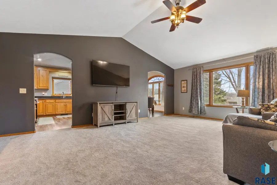 3205 S Bluegrass Ct, Sioux Falls, SD 57103 - Image #2