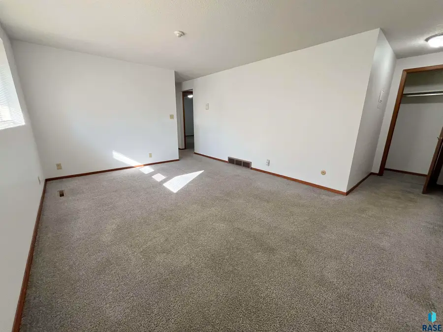 3900 S Hawthorne Ave, Sioux Falls, SD 57105 - Image #3