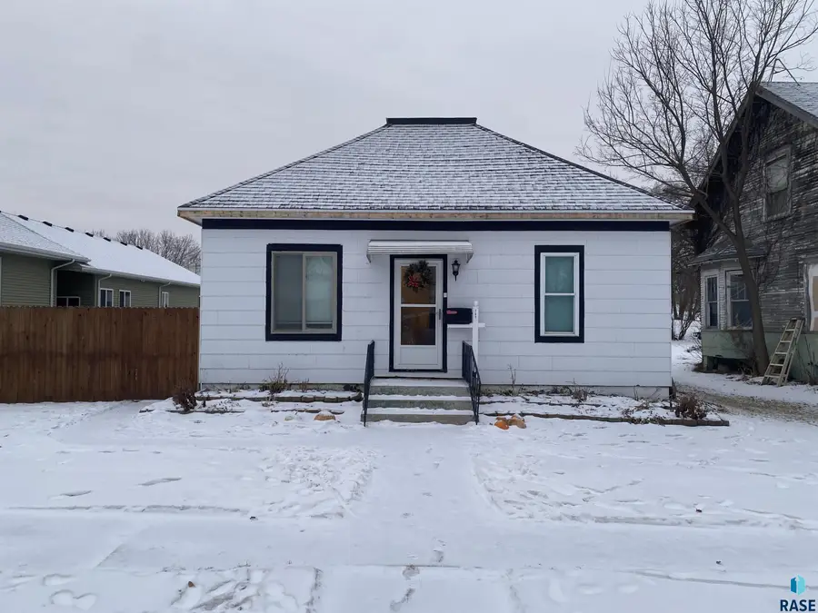 207 W 1st Ave, Flandreau, SD 57028 - #3
