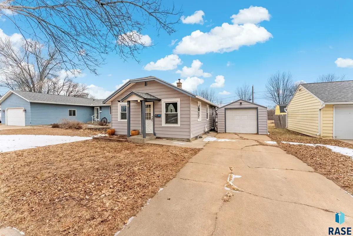 712 N Highland Ave, Sioux Falls, SD 57103 - #1