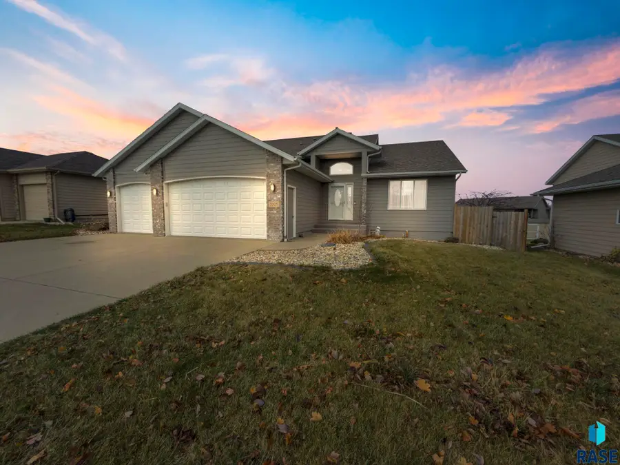 3008 W Courtyard Ln, Sioux Falls, SD 57108 - #2