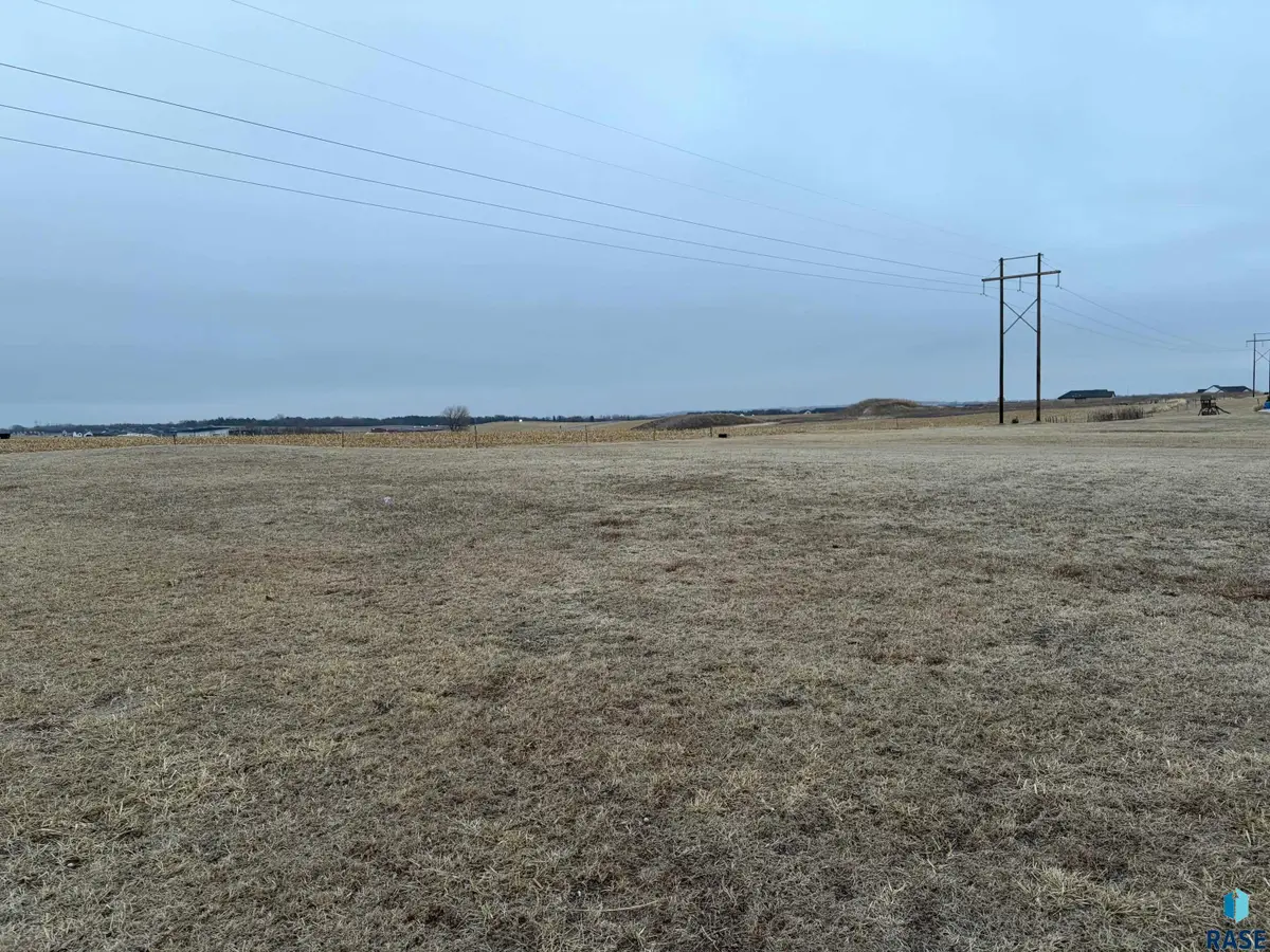 5609 E Chandler Dr, Sioux Falls, SD 57110 - #1