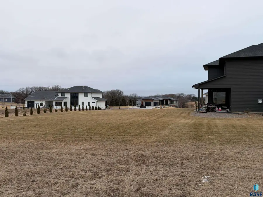 5609 E Chandler Dr, Sioux Falls, SD 57110 - #2