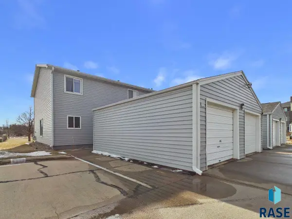 1117 S Bridgeport Pl, Sioux Falls, SD 57106