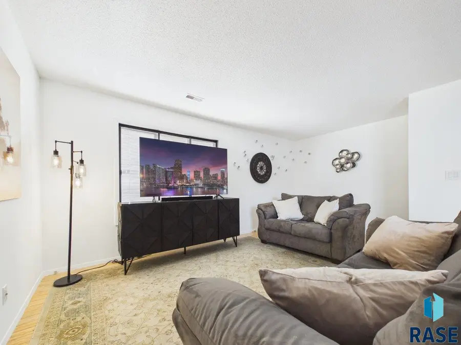 1117 S Bridgeport Pl, Sioux Falls, SD 57106 - #2