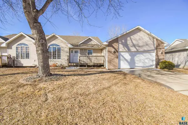 909 S Colleen Ln, Sioux Falls, SD 57106