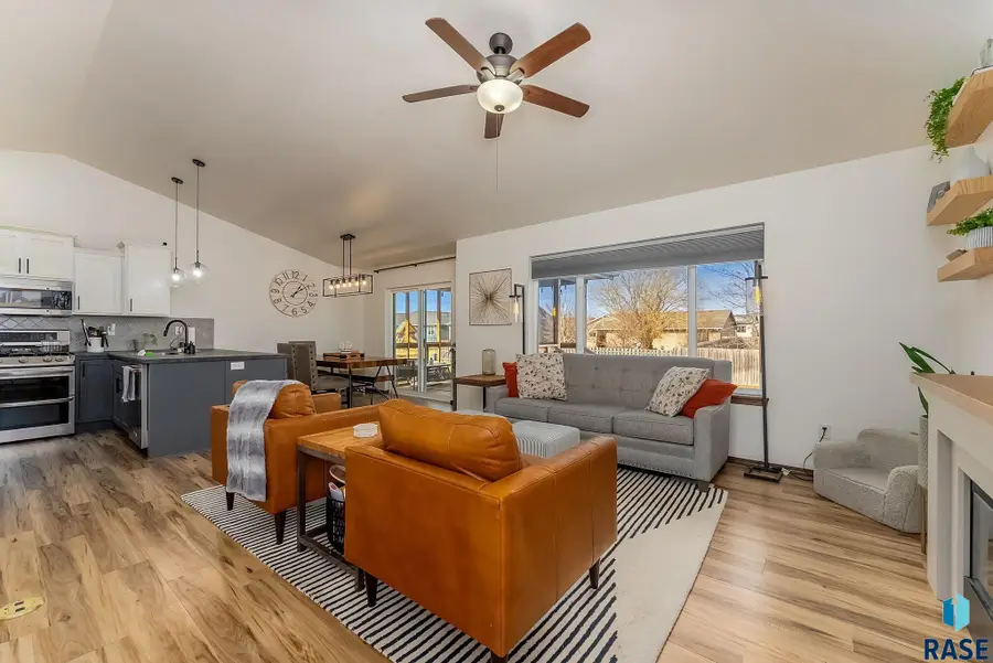 3312 E Chatham St, Sioux Falls, SD 57108 - #2