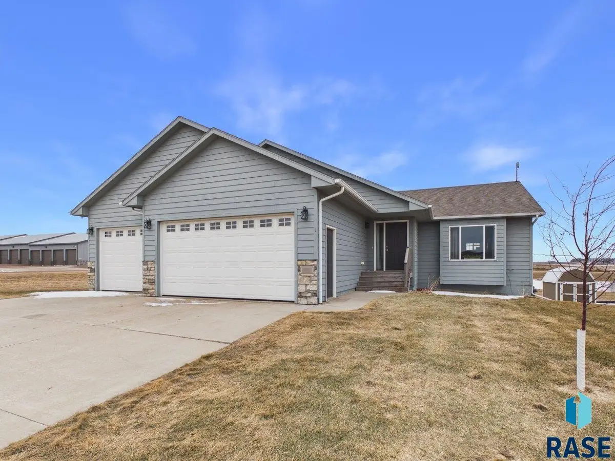 921 Trojan Ave, Hartford, SD 57033 - #1