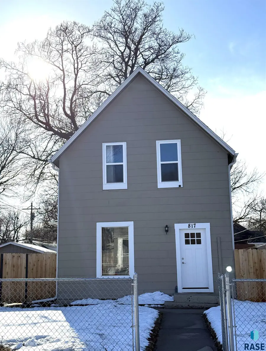 817 W 12th St, Sioux Falls, SD 57104 - Image #2