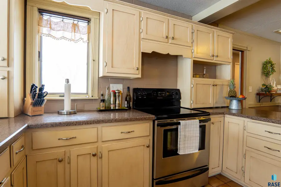 341 W Ash St, Canistota, SD 57012 - #2