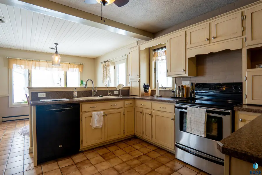 341 W Ash St, Canistota, SD 57012 - #3