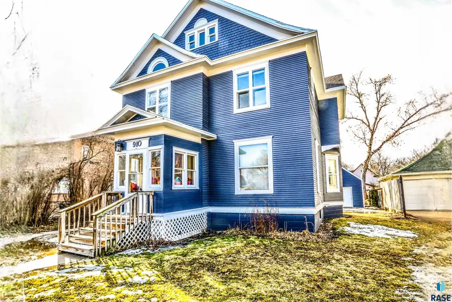 910 S Washington St, Aberdeen, SD 57401 - #2