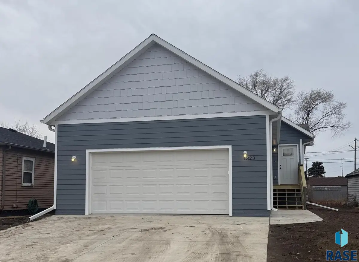 1323 N Spring Ave, Sioux Falls, SD 57104 - Image #1