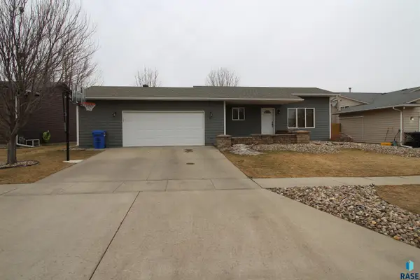 407 Kia Dr, Hartford, SD 57033