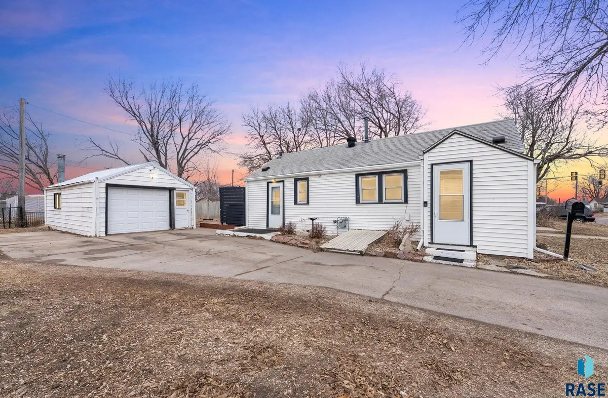 1107 N Kiwanis Ave, Sioux Falls, SD 57104 - Image #1