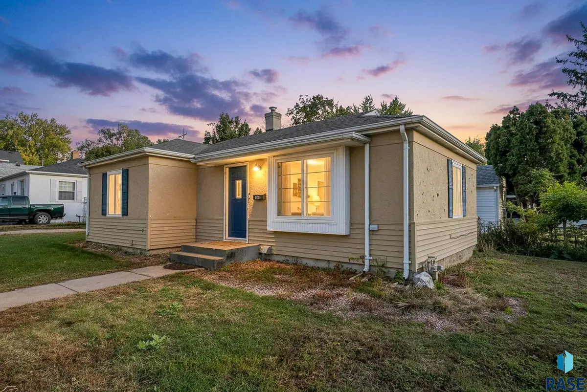 817 W 27th St, Sioux Falls, SD 57105 - #1