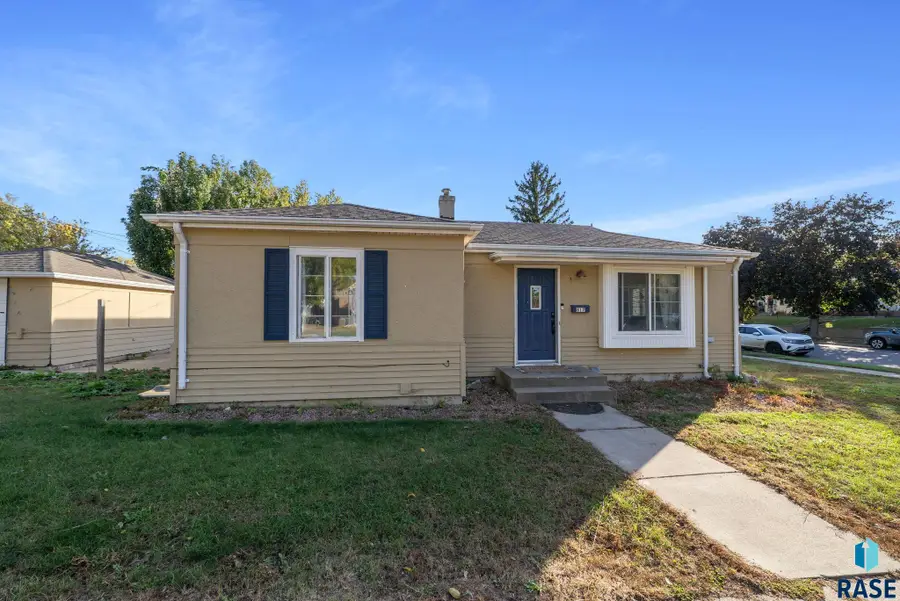 817 W 27th St, Sioux Falls, SD 57105 - #2