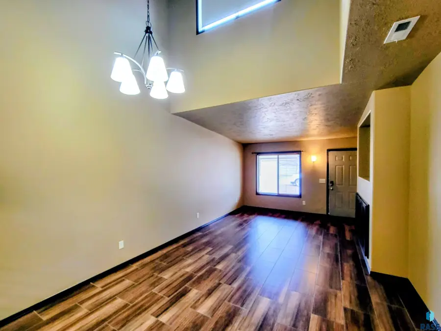 2905 E Indigo Pl, Sioux Falls, SD 57108 - Image #2