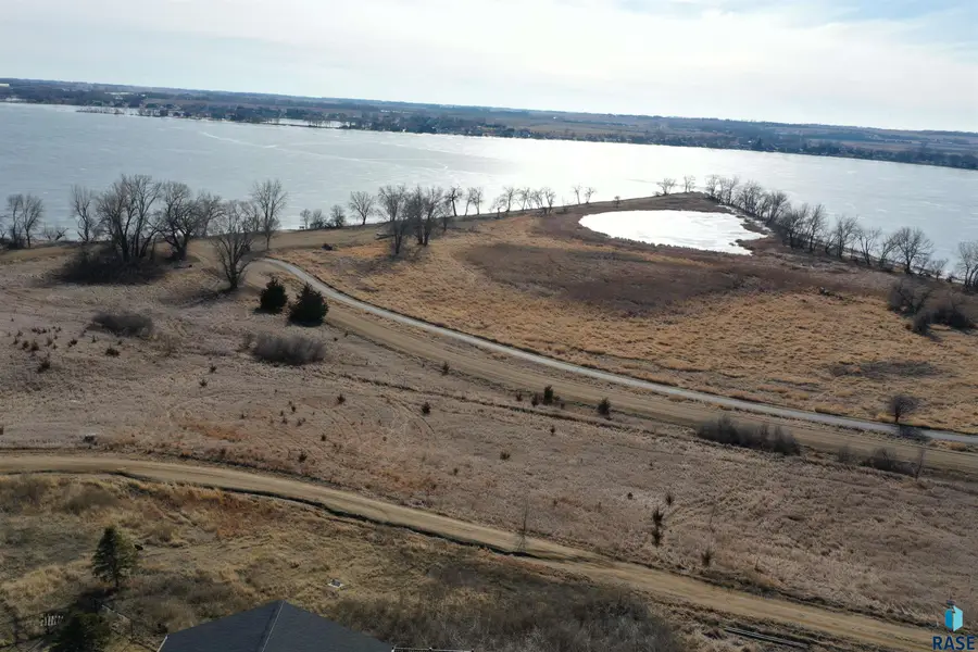 6097 Point Dr, Madison, SD 57042 - #2