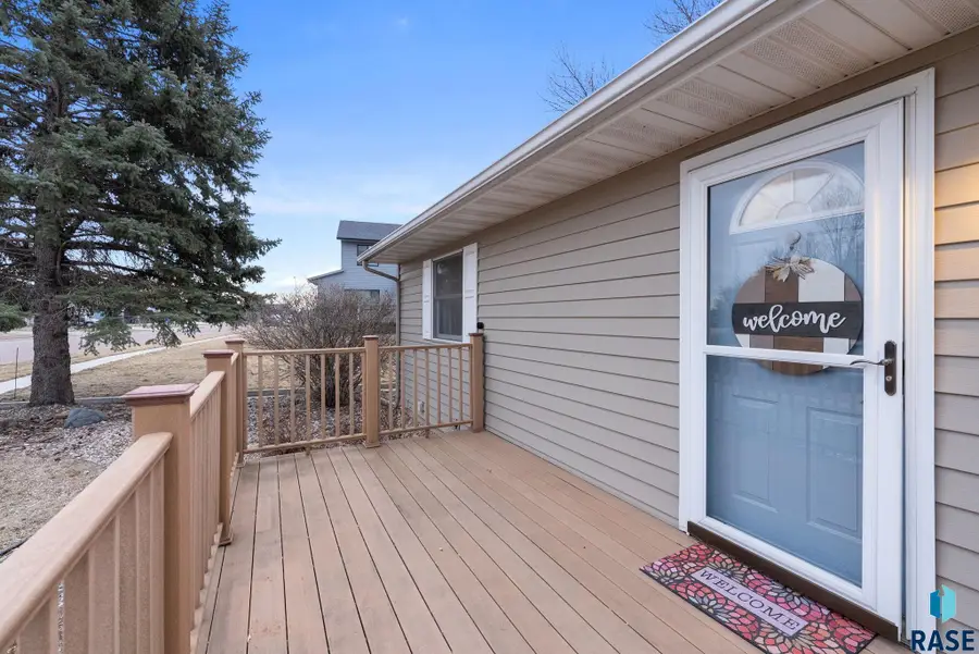 921 S Tracy Dr, Brandon, SD 57005 - #2