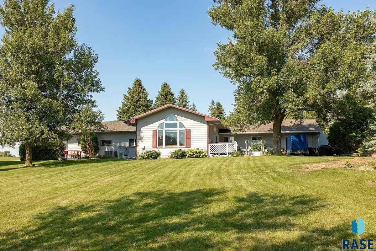 6102 Dakota Dr, Madison, SD 57042 - #1