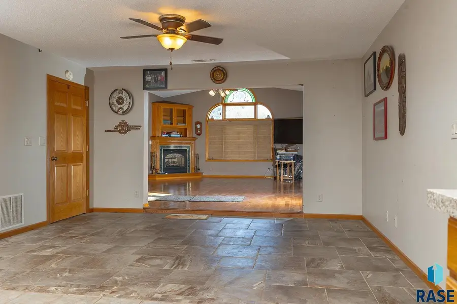 6102 Dakota Dr, Madison, SD 57042 - #2