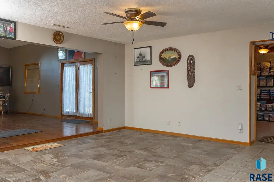 6102 Dakota Dr, Madison, SD 57042 - #3