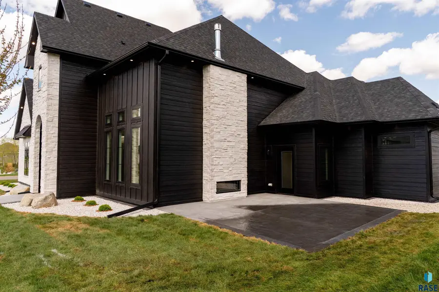 2300 S Meadowview Ave, Sioux Falls, SD 57110 - #2