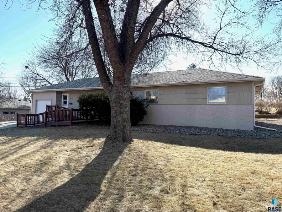 2405 W 28th St, Sioux Falls, SD 57105 - #2