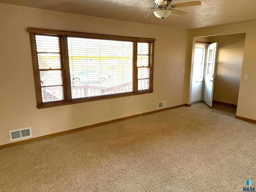 2405 W 28th St, Sioux Falls, SD 57105 - #3
