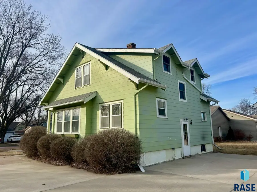 104 S 6th St, Beresford, SD 57004 - #2