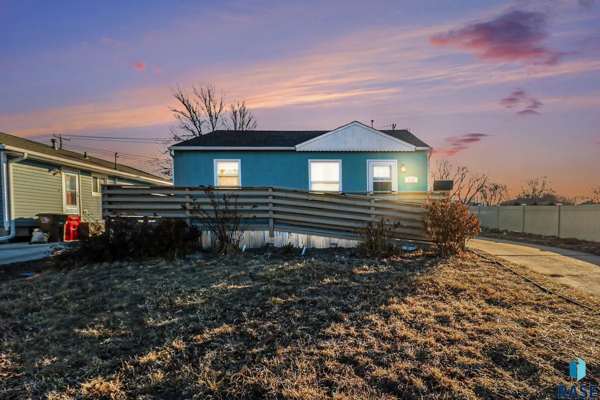 412 S Jefferson Ave, Sioux Falls, SD 57104 - #1