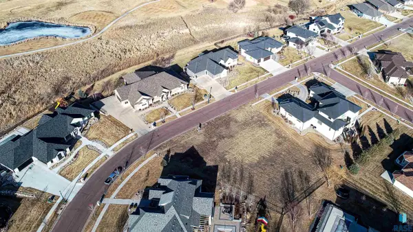 509 E Shadow Creek Ln, Sioux Falls, SD 57108