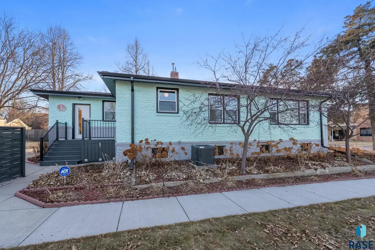 301 S Courtland St, Chamberlain, SD 57325 - #1