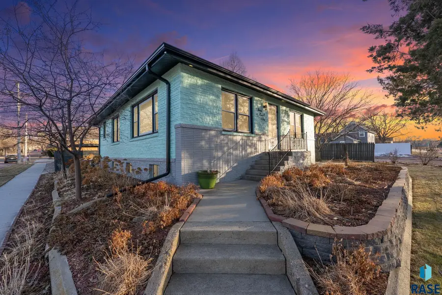 301 S Courtland St, Chamberlain, SD 57325 - #2