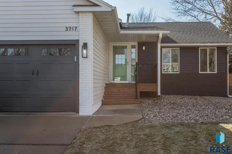 3717 S Jesse James Ct, Sioux Falls, SD 57103 - #2