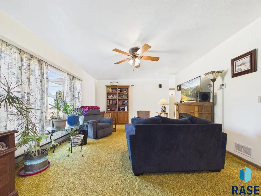 430 W Main St, Canistota, SD 57102 - #2