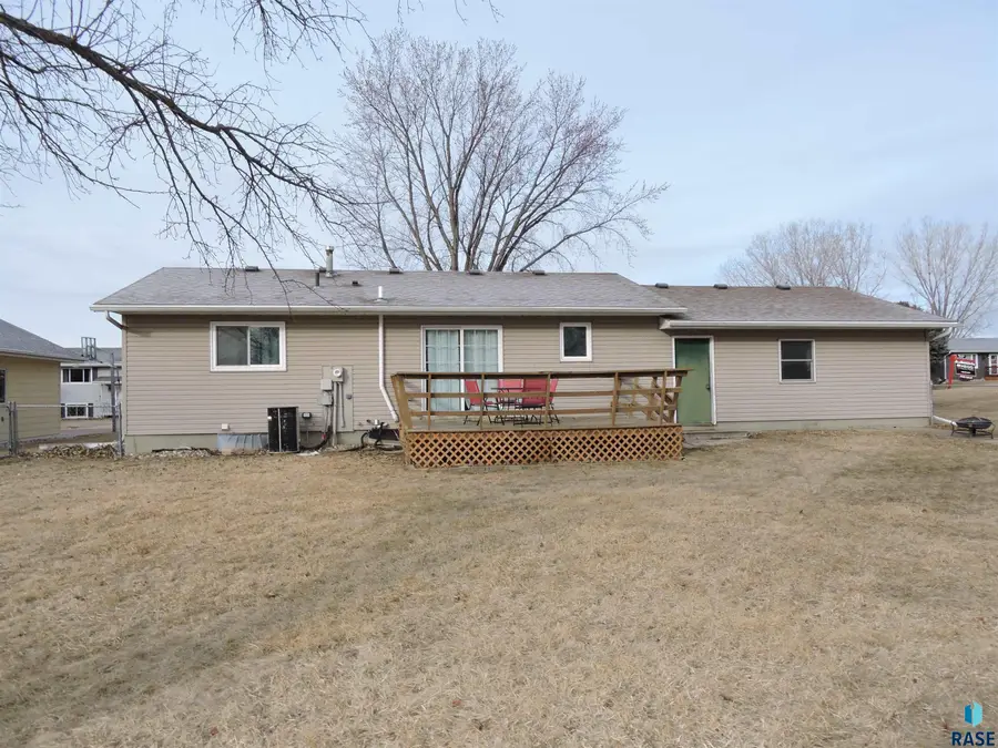 912 S Blaine St, Lennox, SD 57039 - #2