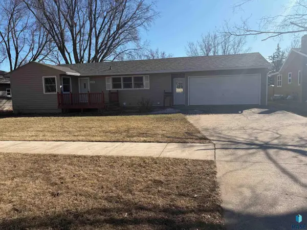 803 Ne 6th St, Madison, SD 57042