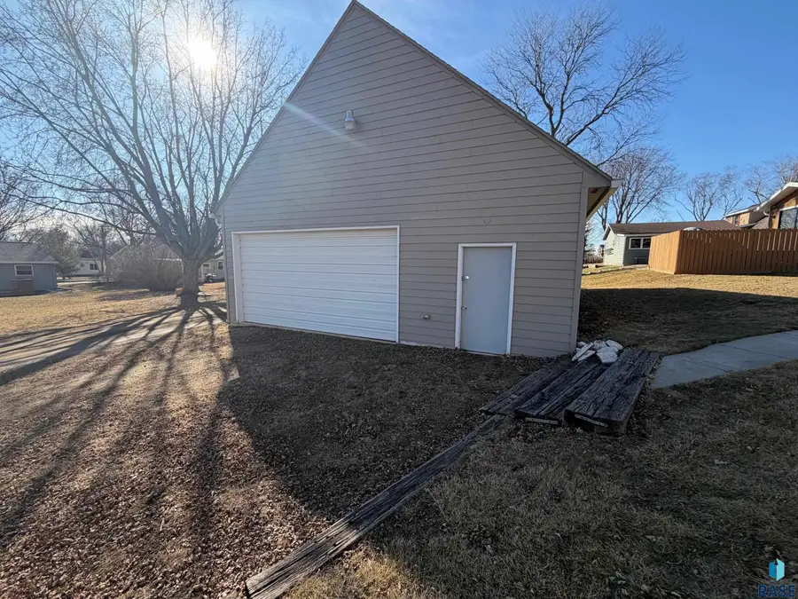 803 Ne 6th St, Madison, SD 57042 - #3