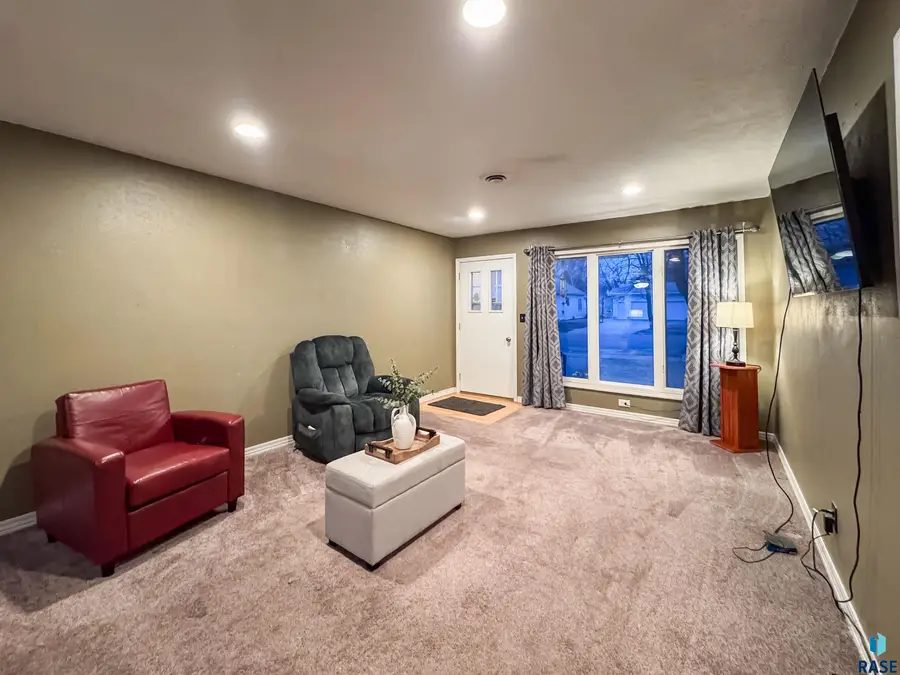 309 S 1st St, Beresford, SD 57004 - #3