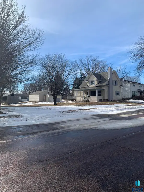 207 E 9th St, Dell Rapids, SD 57022