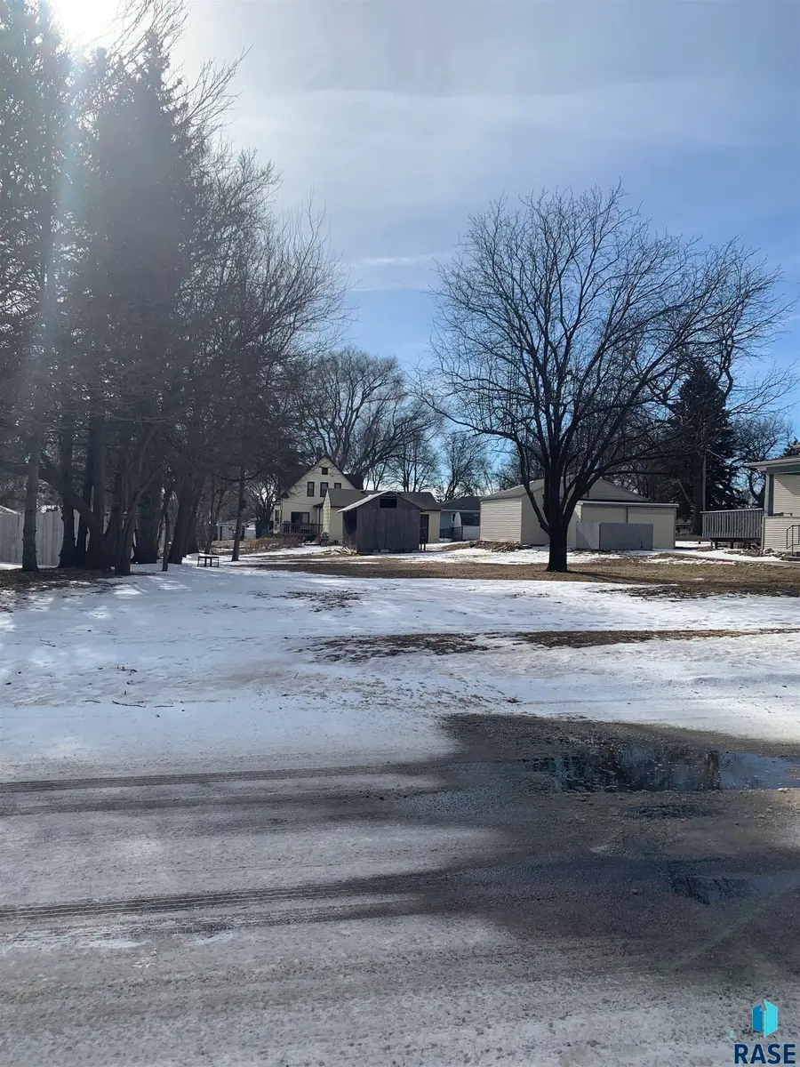 207 E 9th St, Dell Rapids, SD 57022 - #2