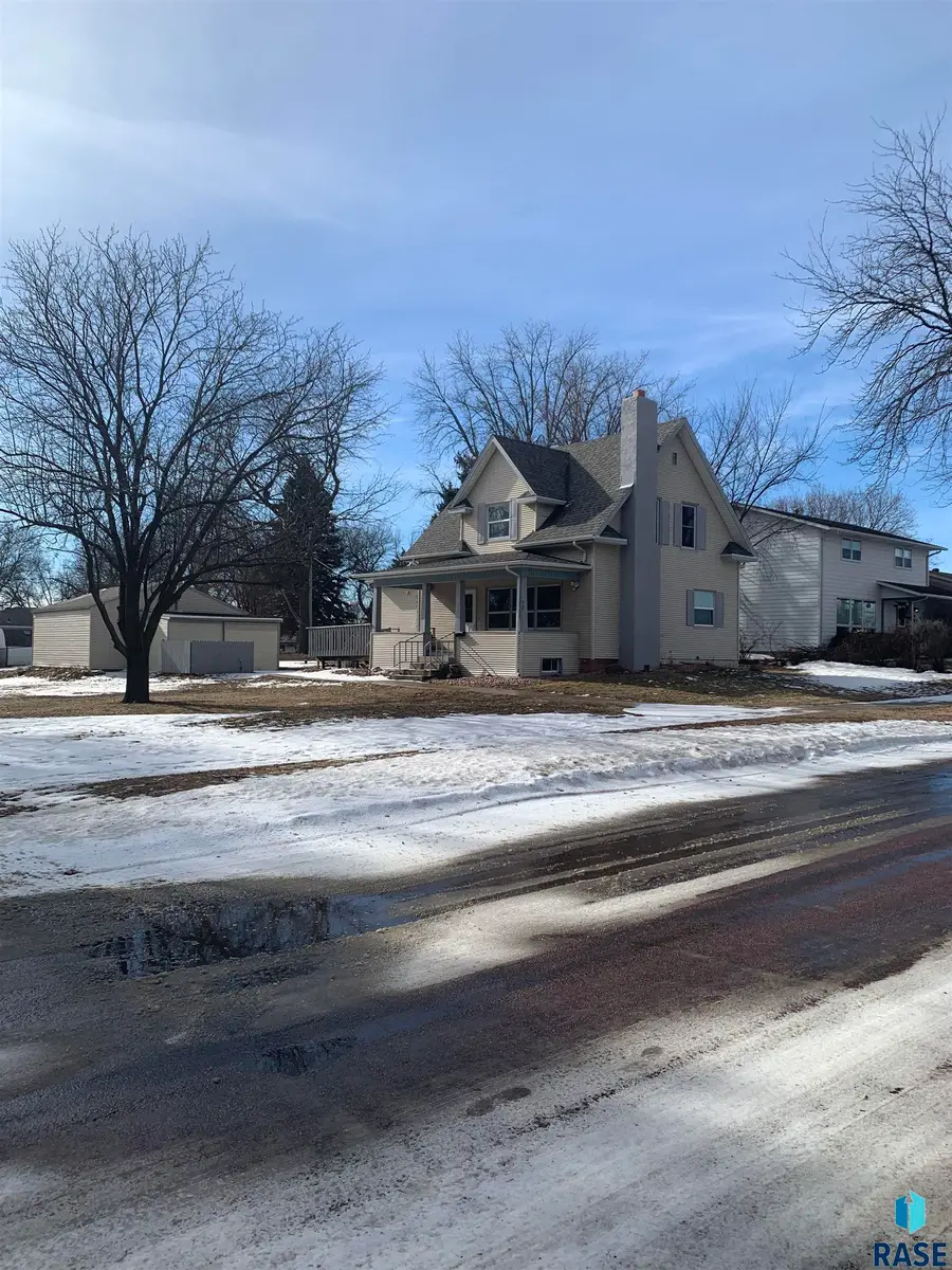 207 E 9th St, Dell Rapids, SD 57022 - #3
