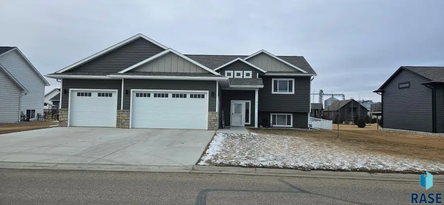 1208 E 6th St, Volga, SD 57071 - #2