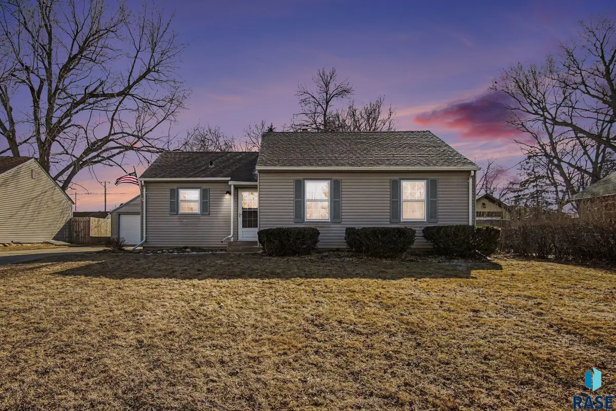 2105 W 21st St, Sioux Falls, SD 57105 - #1