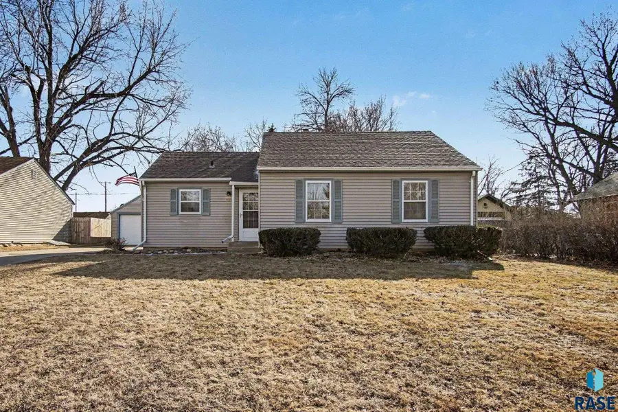 2105 W 21st St, Sioux Falls, SD 57105 - #2